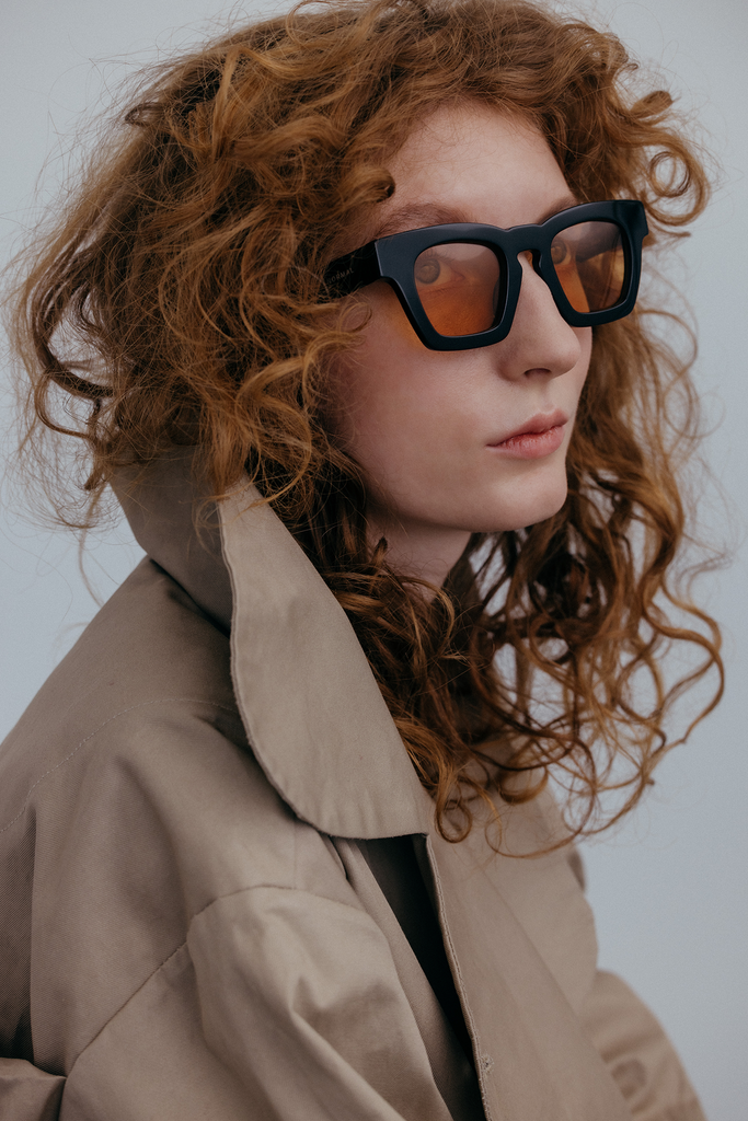 MAIN CHARACTER Black frame + Amber lenses