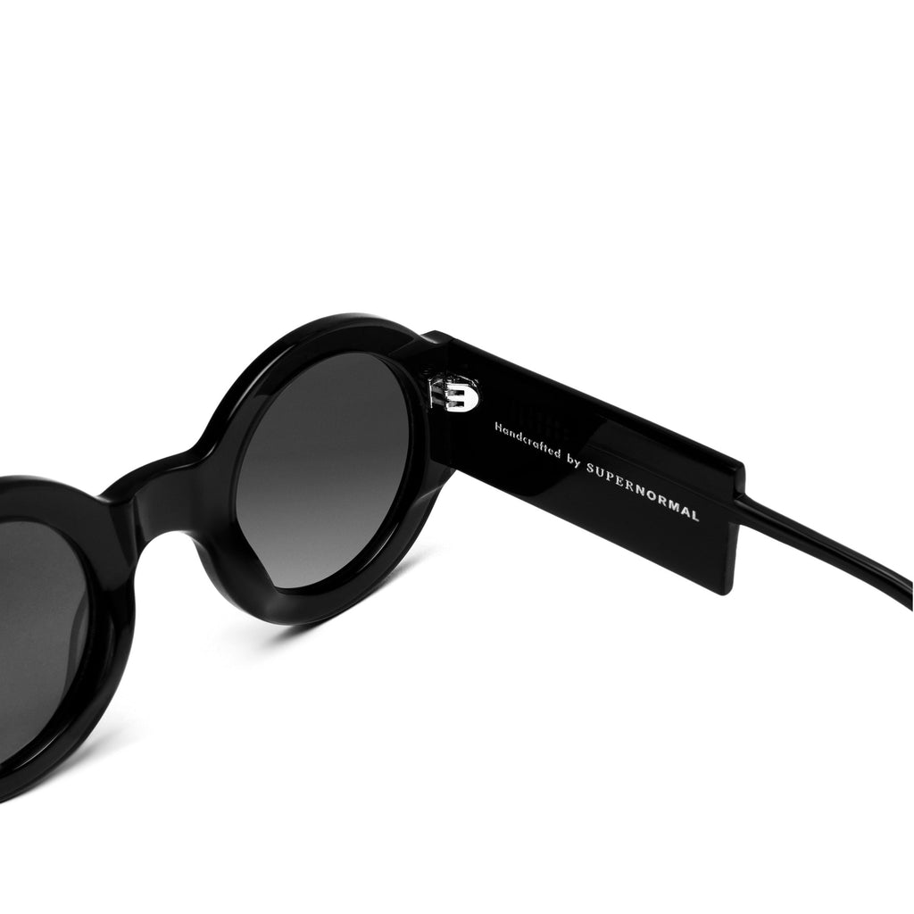 SPONTANEOUS Black frame + Grey Gradient lenses