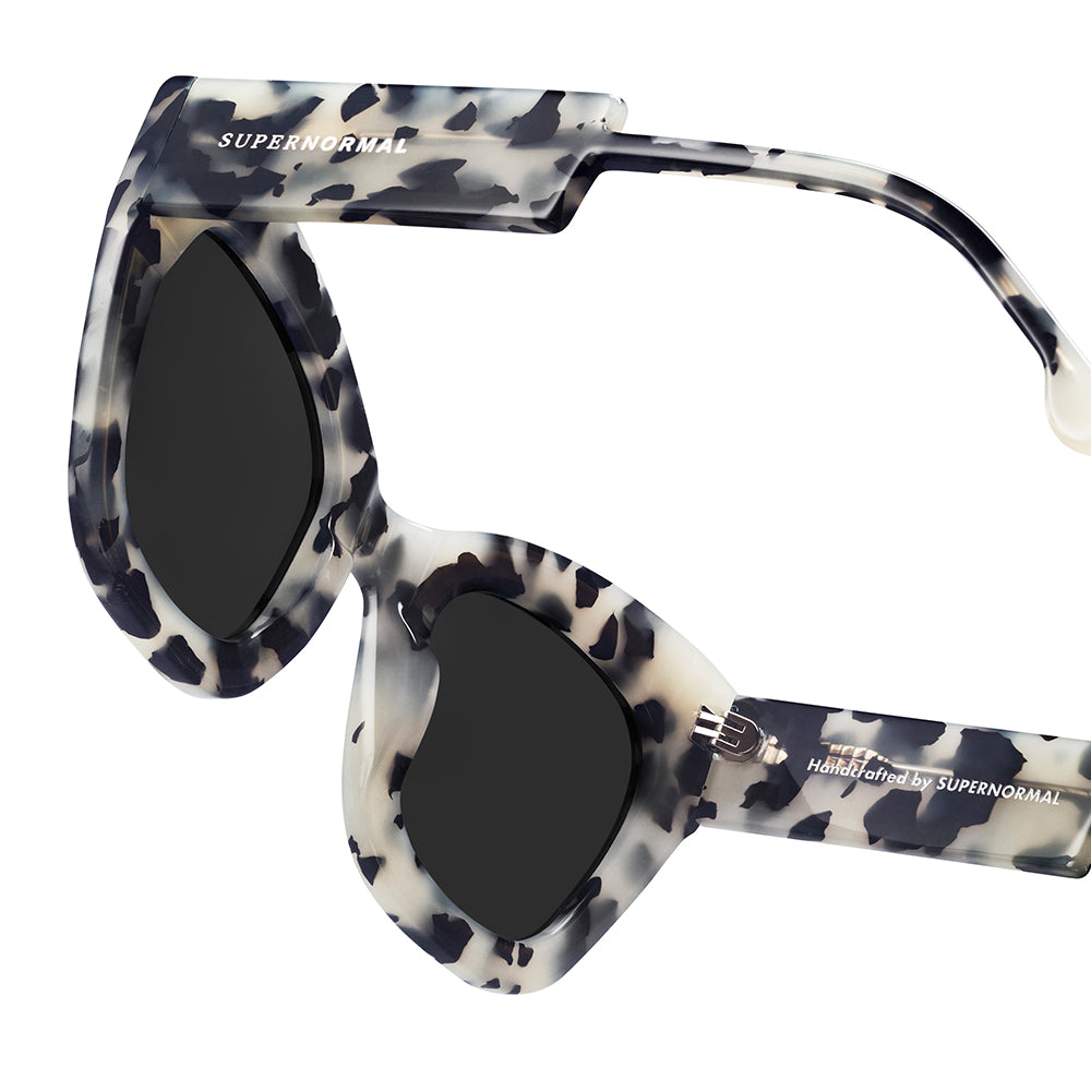 AMBITIOUS Marble frame + Black lenses