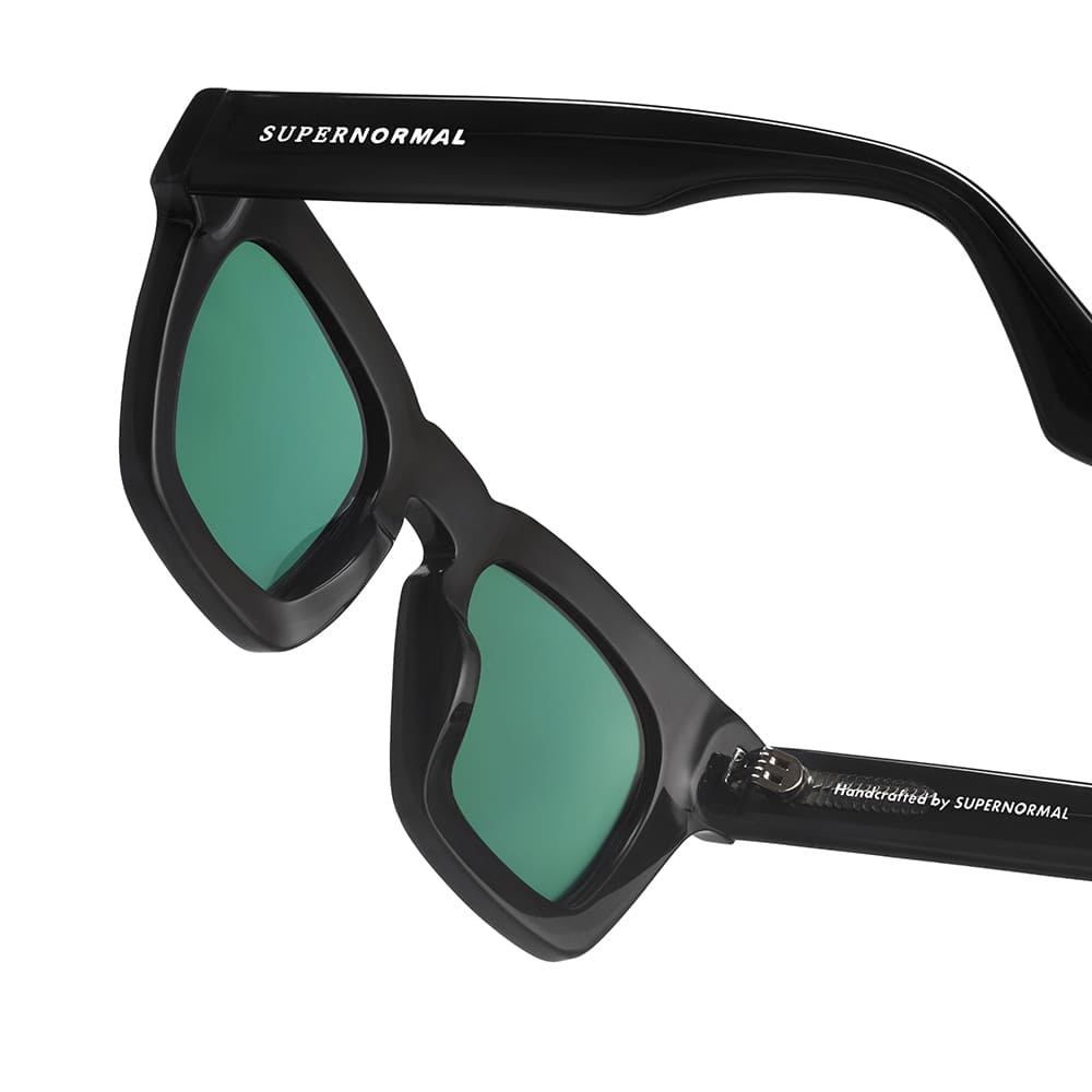 MAIN CHARACTER Black frame + Green lenses