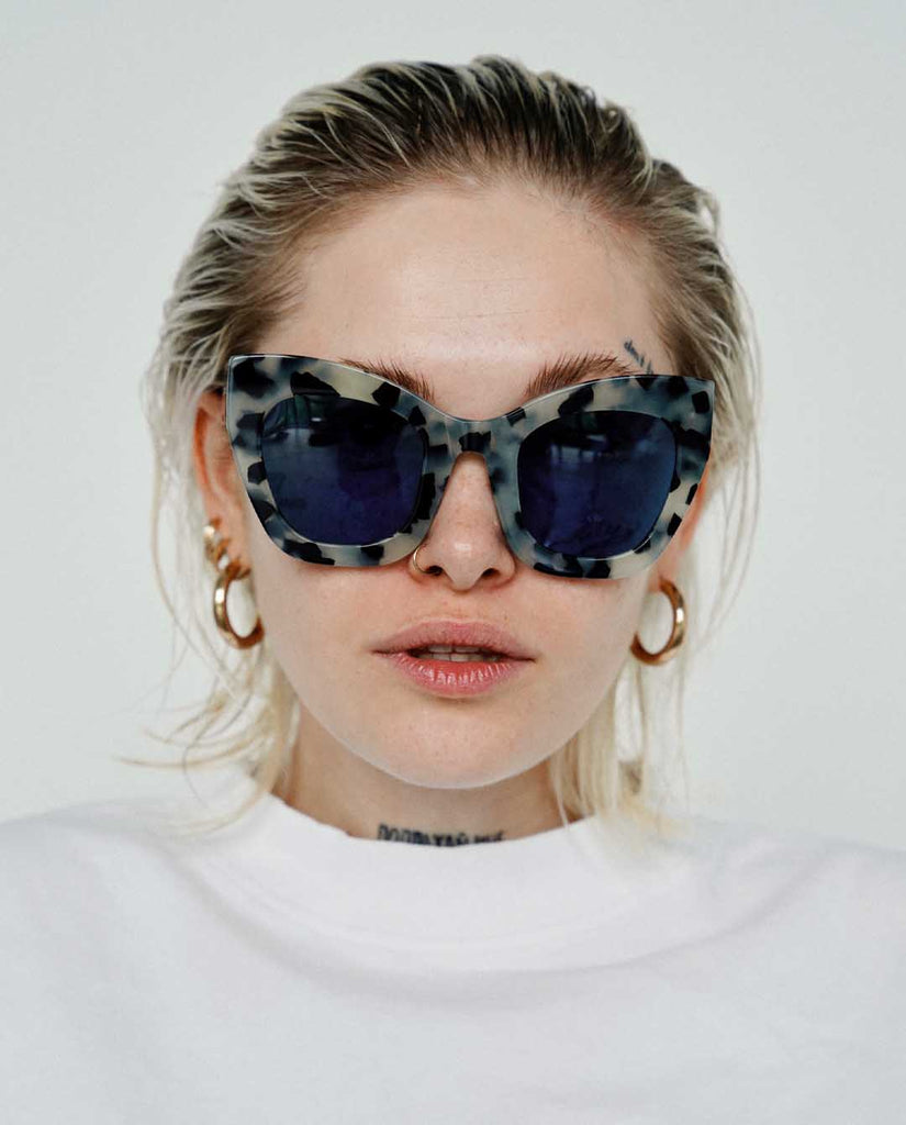 AMBITIOUS Marble frame + Blue lenses